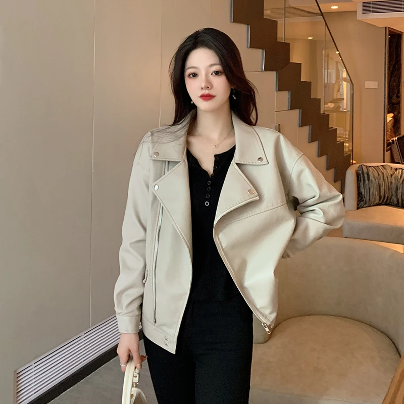 

Куртка женская демисезонная из экокожи на молнии с воротником-стойкой