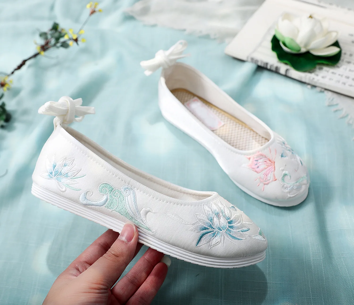 

Fashionwomen'sshoesQinglianflatrubberbottomroundheadsoftbottomwear-resistantwalkingvolumeantique embroidered shoes women's shoes