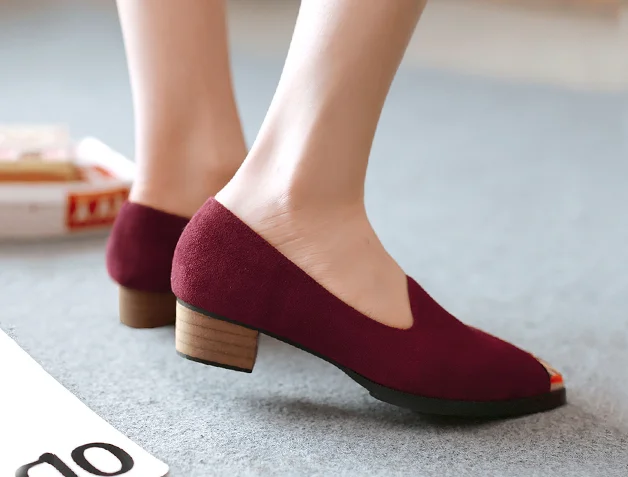 Женские туфли-лодочки на толстом деревянном каблуке с кристаллами