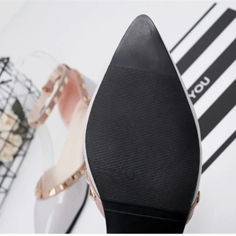 Женские блестящие туфли из лакированной кожи на плоской подошве с заклепками в