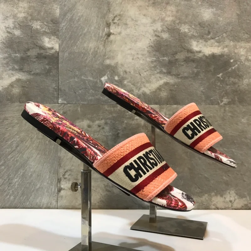 

High Quality Light Luxury Summer New Fashion Letter Embroidered Beach Sandals Women Casual Trend All-match Classic Slippers