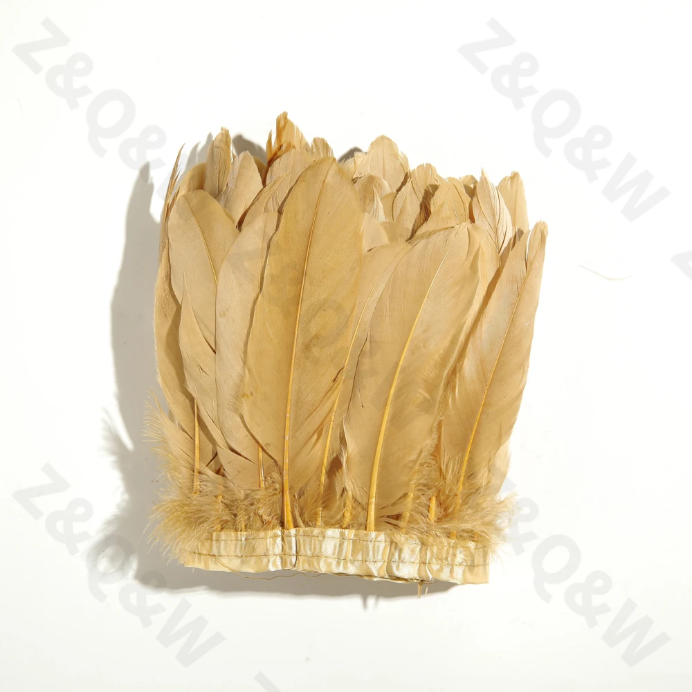 Натуральный гусиных перьев окрашиваются в хаки для того чтобы сделать 2 м края