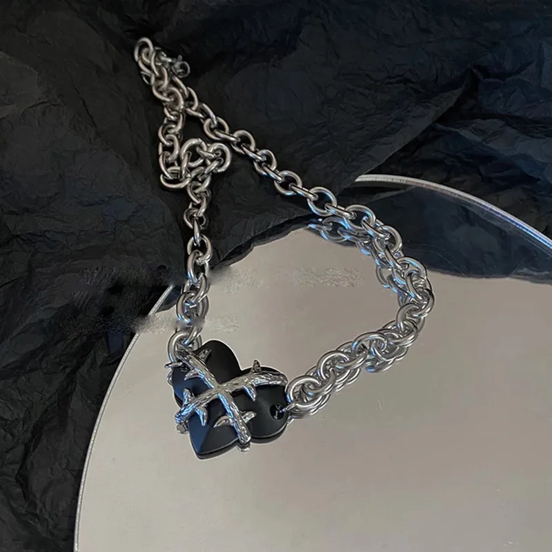 

Punk Hip Hop Black Heart Shape Thorns Pendant Necklaces for Women Girlfriend Gift Party Korean Fashion Neck Chain Jewelry Choker