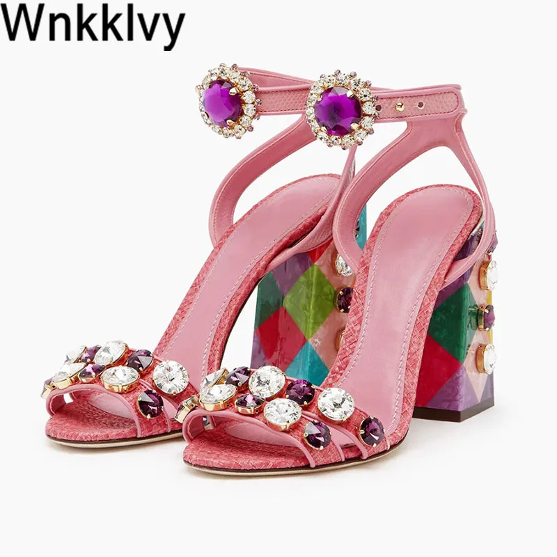 

Женские босоножки с драгоценными камнями, розовые модельные сандалии на высоком квадратном каблуке, украшенные драгоценными камнями, раду...