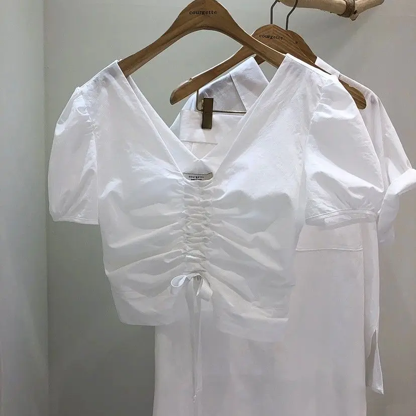 

Женская футболка с коротким рукавом и V-образным вырезом