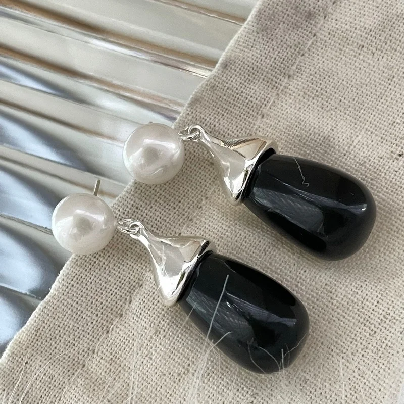 

French Chinese and ancient temperament goddess accessories retro earrings pearl black texture
