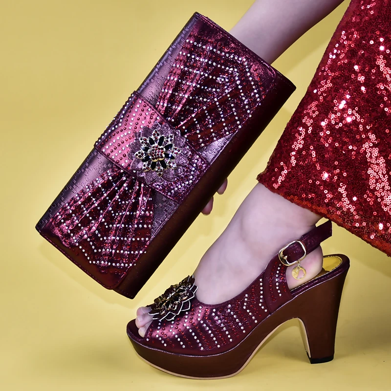 Новые женские туфли украшенные аппликацией Распродажа Комплект из обуви и сумки