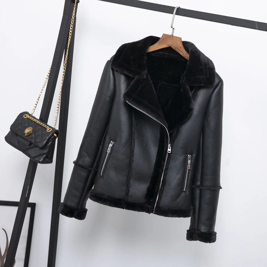 Куртка бомбер женская кожаная свободная зимняя меховая верхняя одежда в стиле