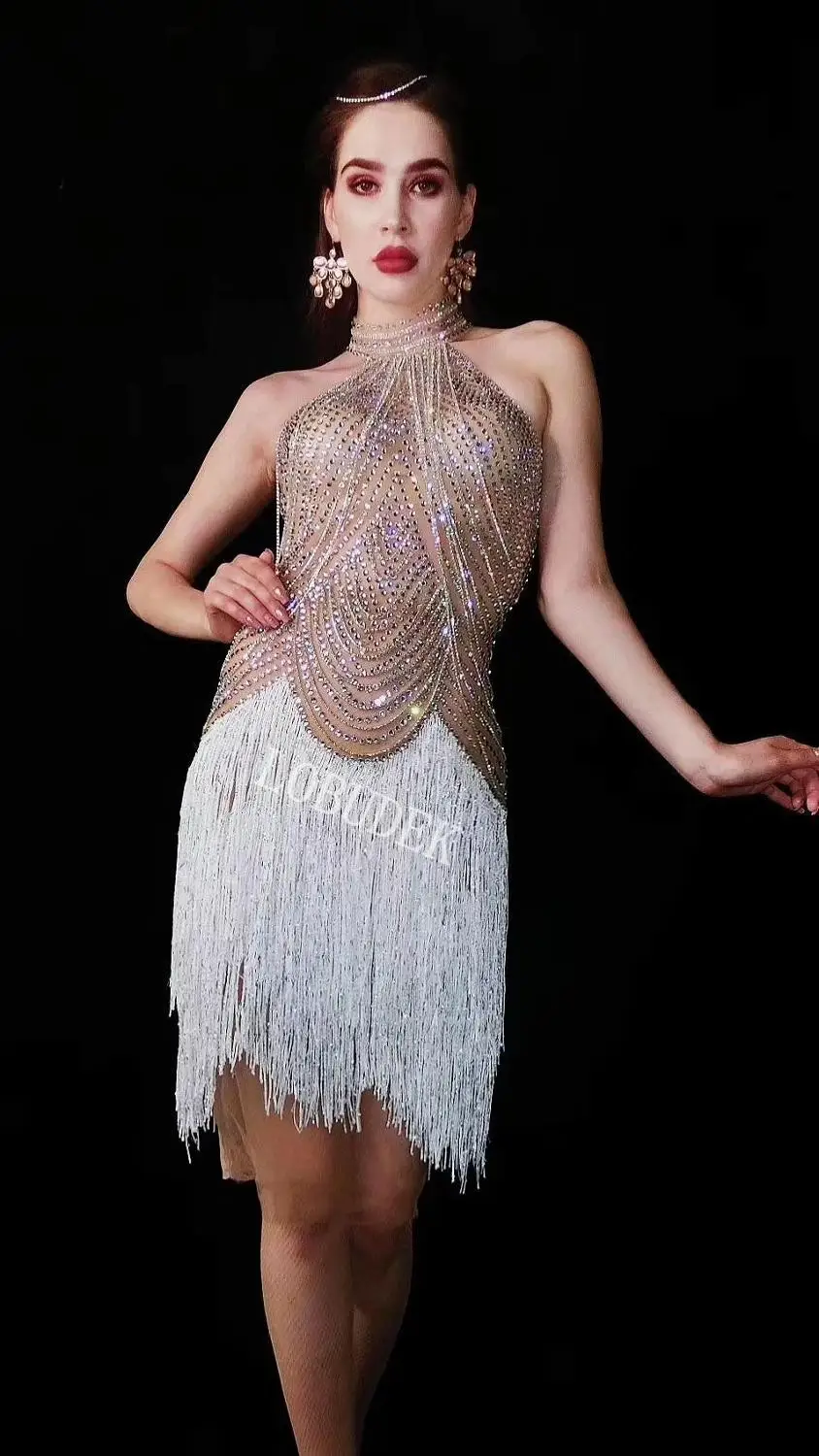 Роскошное платье со стразами с открытыми плечами и кисточками-цепочками модное