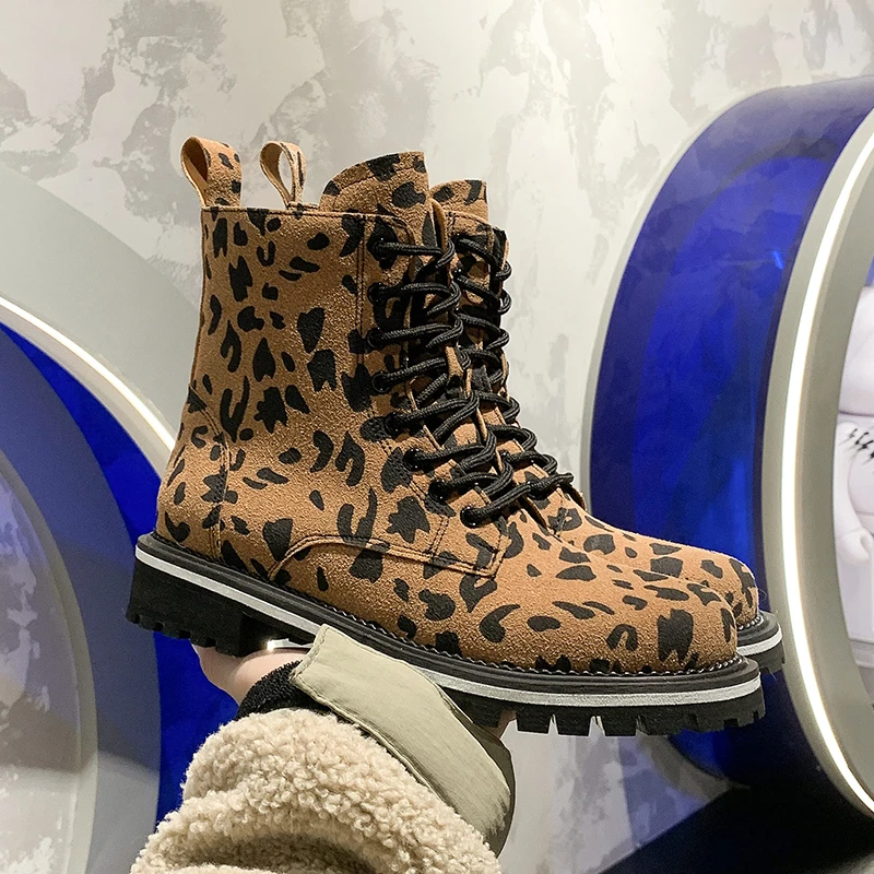 

Женские ботинки Martin, модные женские ботинки на шнуровке с леопардовым принтом телесного цвета, повседневные ботинки на платформе, замшевые ...