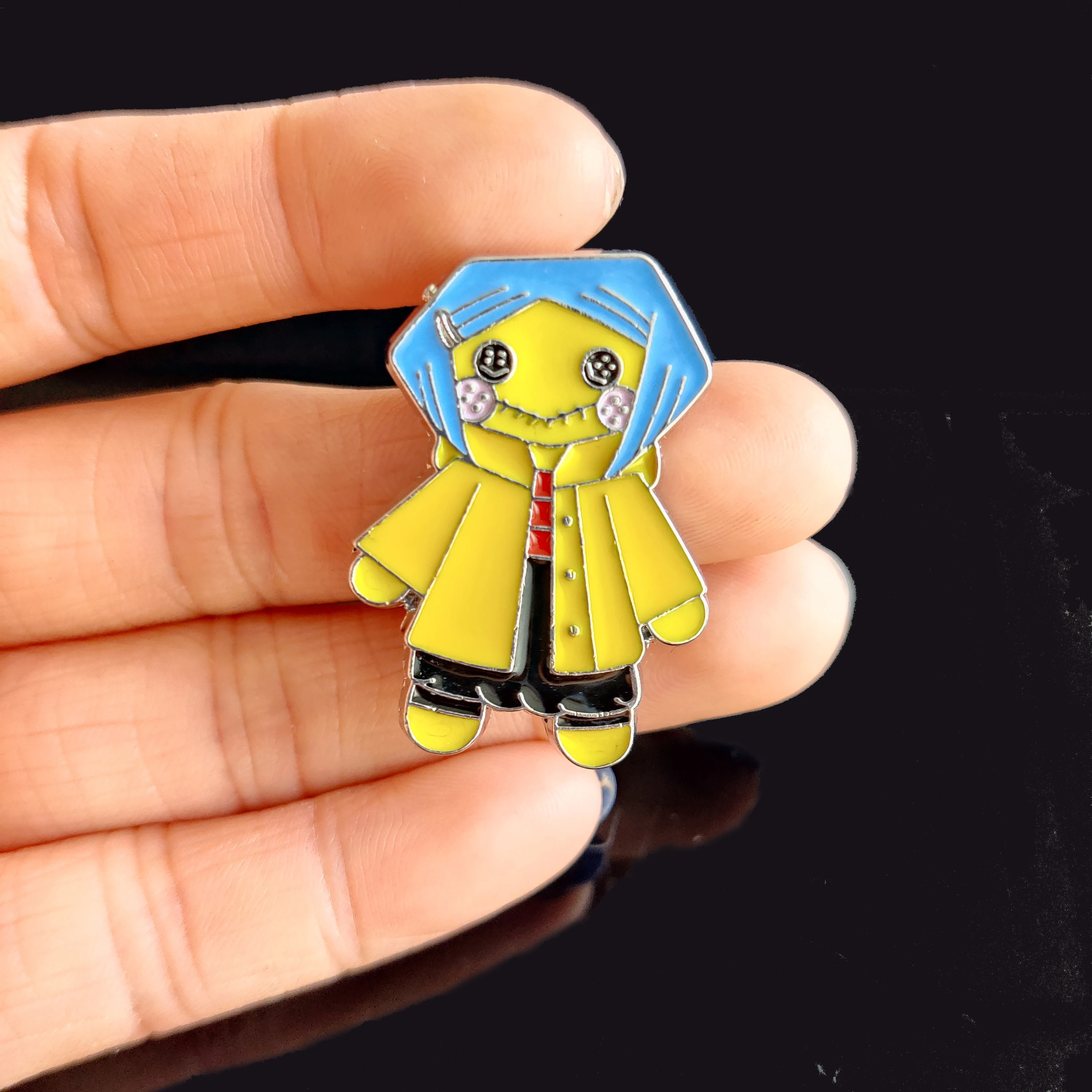 Из фильма ужасов Коралина кукла на булавке брошь милый желтый рис эмалированные