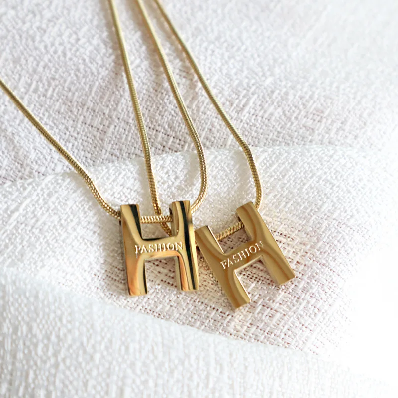Женское колье из титановой стали с буквой H | Украшения и аксессуары