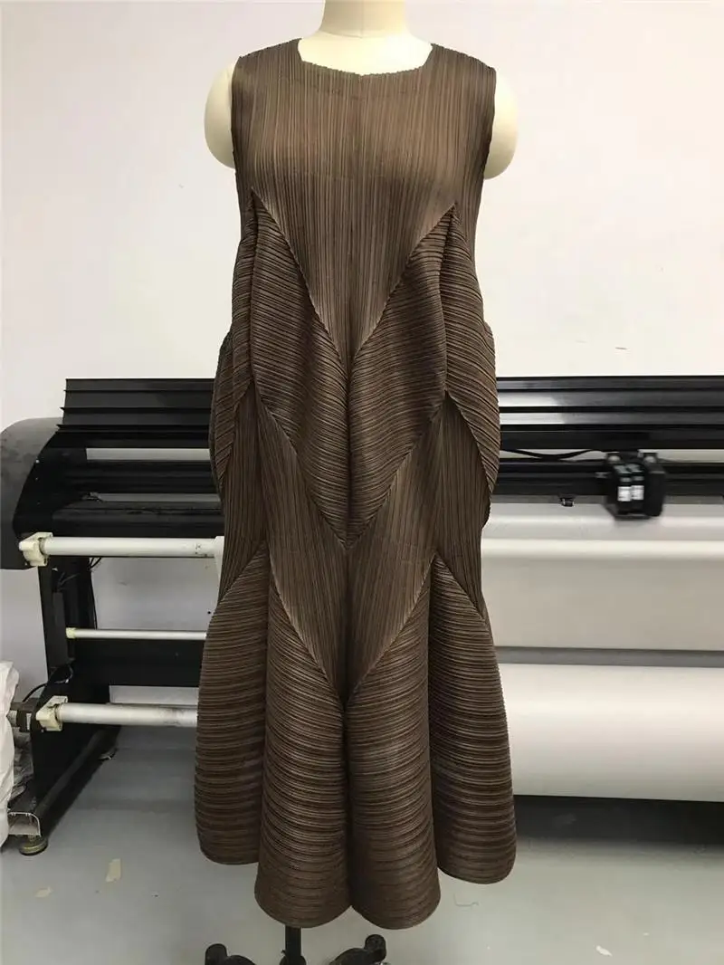 Осеннее женское Плиссированное Модное Новое платье большого размера без рукавов - Цвет: brown
