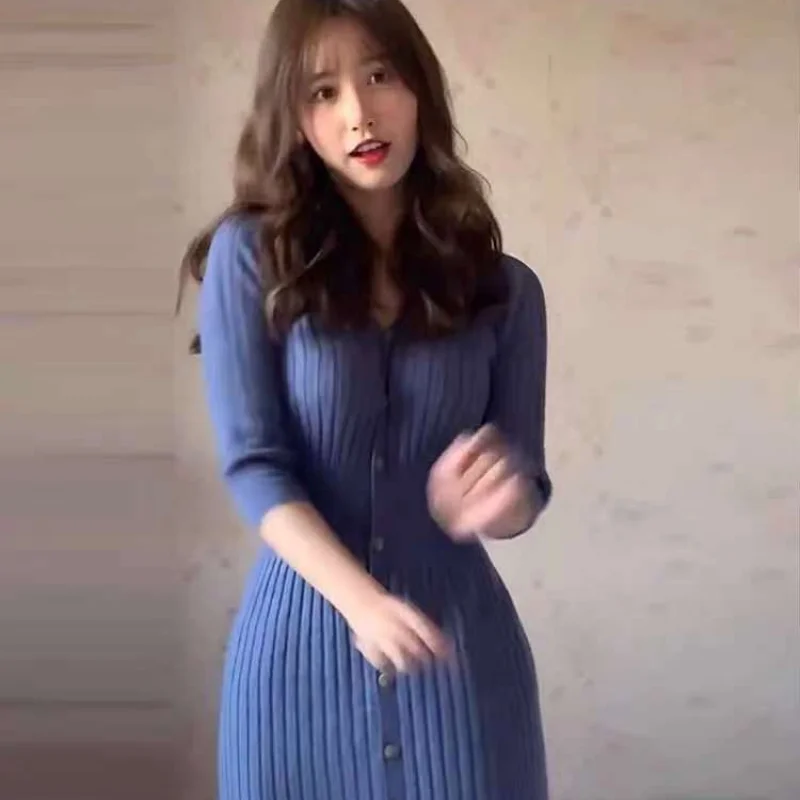 Женское трикотажное платье-свитер средней длины с V-образным вырезом и длинным