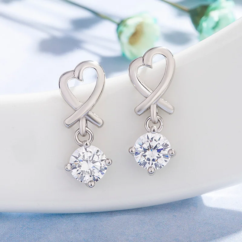 

Korean style diamond heart-shaped earrings. Women's personality simple fashionable niche ear jewelry, suitable for gift giving.