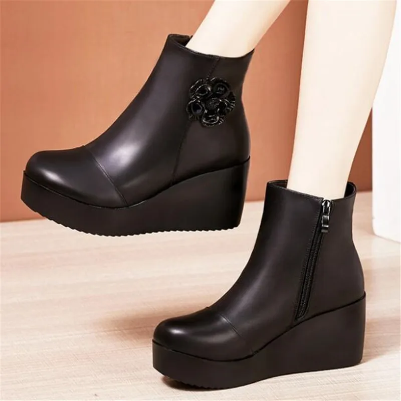 Новинка 2020 осенне зимние ботинки с цветами модные теплые на платформе высоком