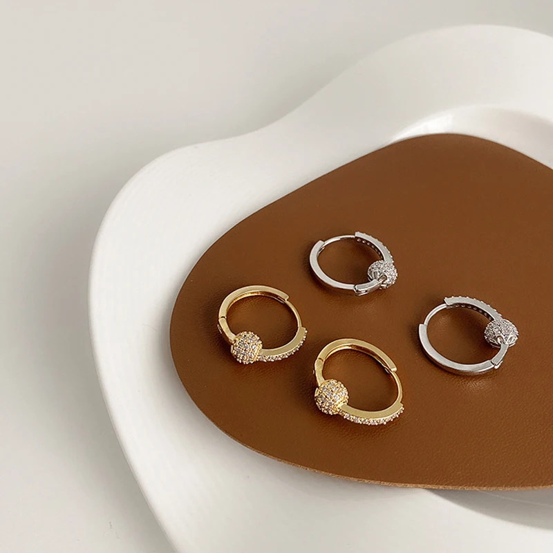 

WTLTC одного кубического циркония серьги-кольца с шариком для Для женщин Винтаж небольшой пунктирной линии выемками человеческое лицо серьги...