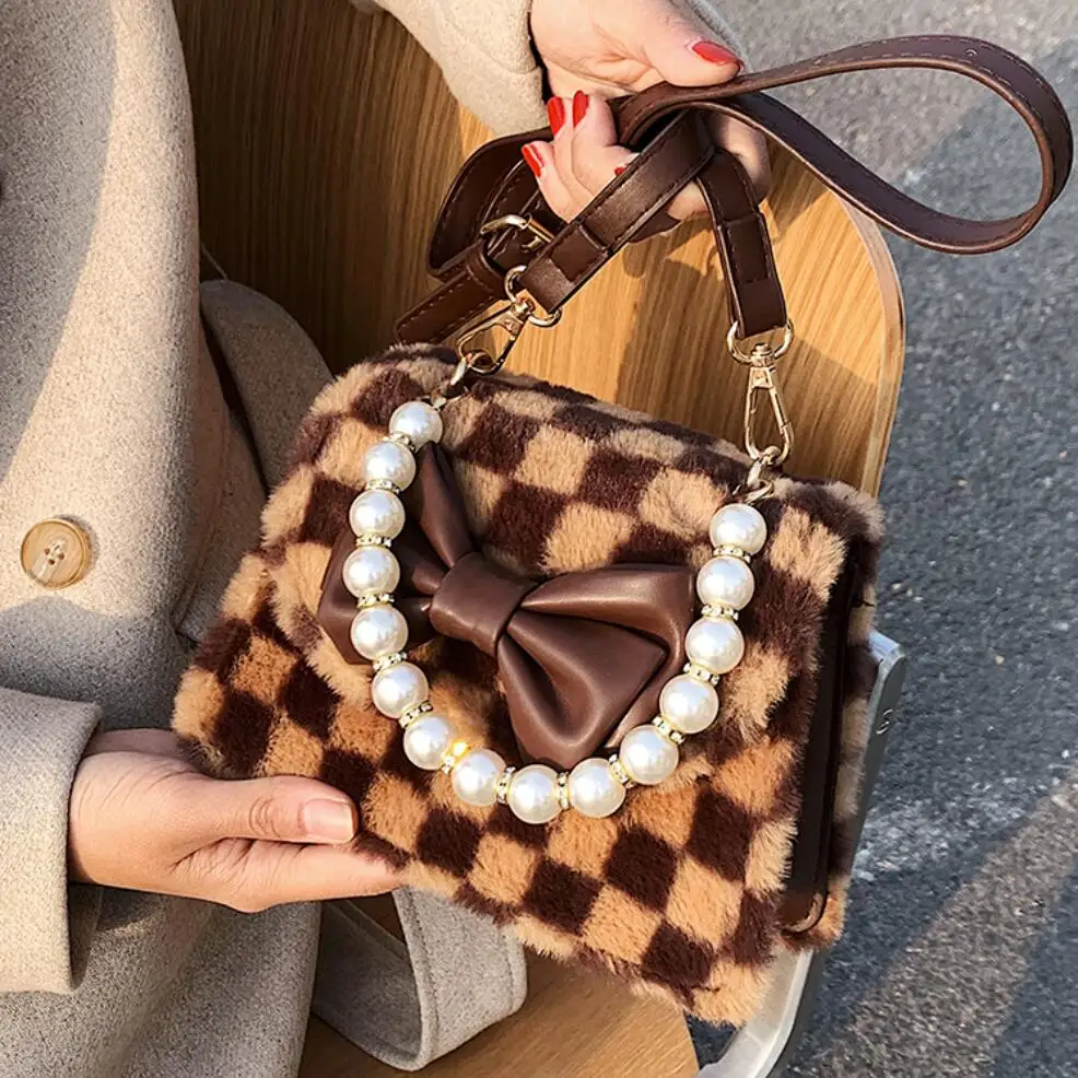 

Клетчатые Плюшевые Мини-тоуты с жемчужной ручкой, новинка зимы 2021, женская дизайнерская сумка из искусственного меха, роскошная брендовая с...