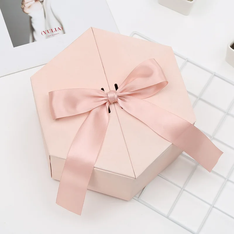 Подарочная коробка на день рождения высококлассная с шестигранным узором для