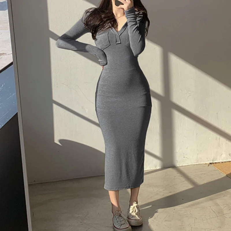 

Женское длинное платье-макси с V-образным вырезом и длинным рукавом