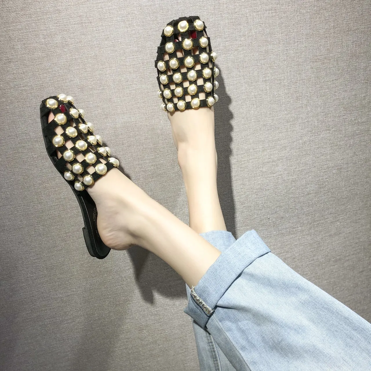 

Flat Shoes Female Ladies' Slippers Low Luxury Slides String Bead Slipers Women Cover Toe Soft Summer Designer 2021 Rubber PU Fre