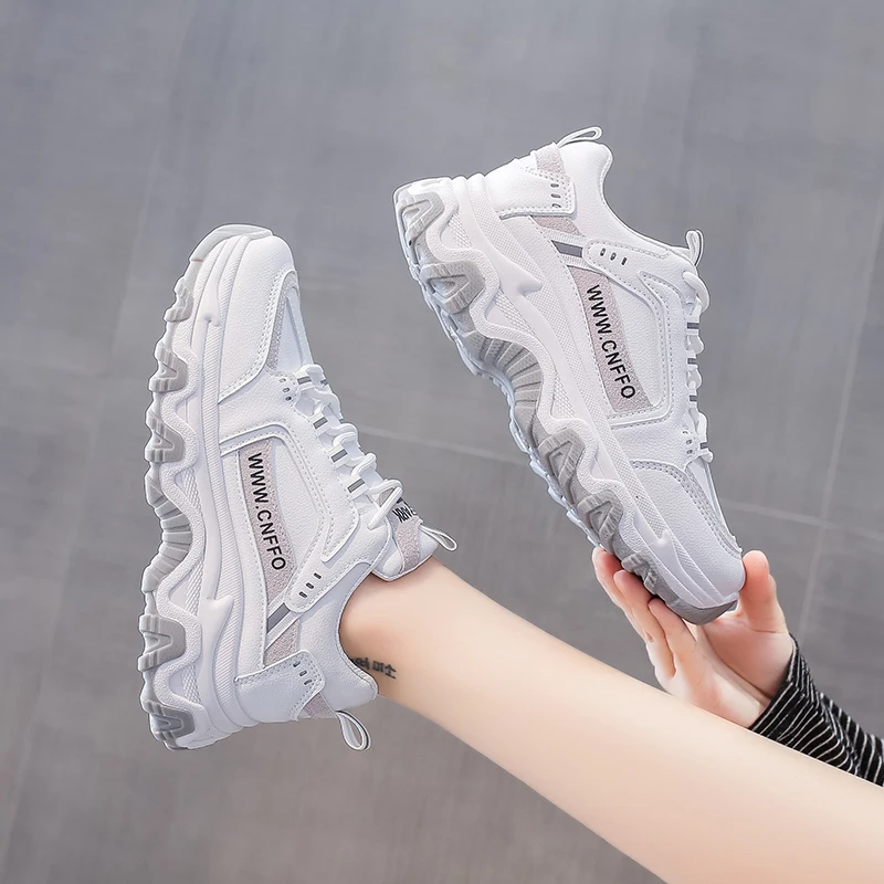 

2020 Women Chunky Sneakers High Street Thick Bottom Ladies Platform Shoes Fashion Snake Pattern Black White Women Casual Shoes