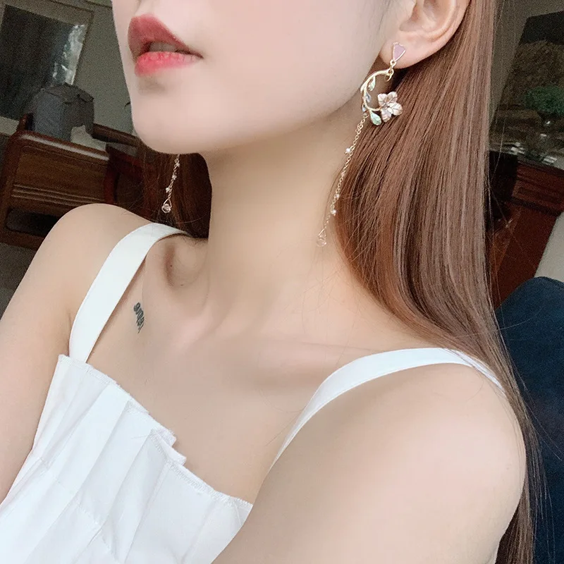 

Metal Rose Flower Tassels Crystal Flower Long Earrings Temperament Women's Fashion Earrings Simple All-match Jewelry