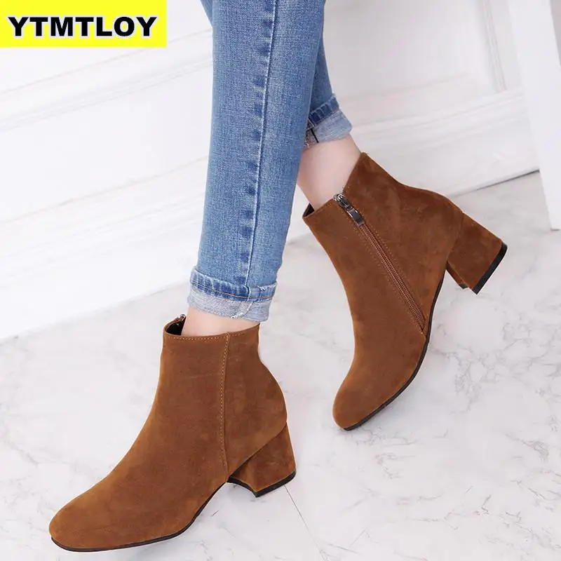 Горячие ботинки осень-зима Для женщин светло-коричневые Черные ботильоны для Для женщин толстый каблук слипоны Дамская обувь; Bota Feminina; большие размеры 35-42