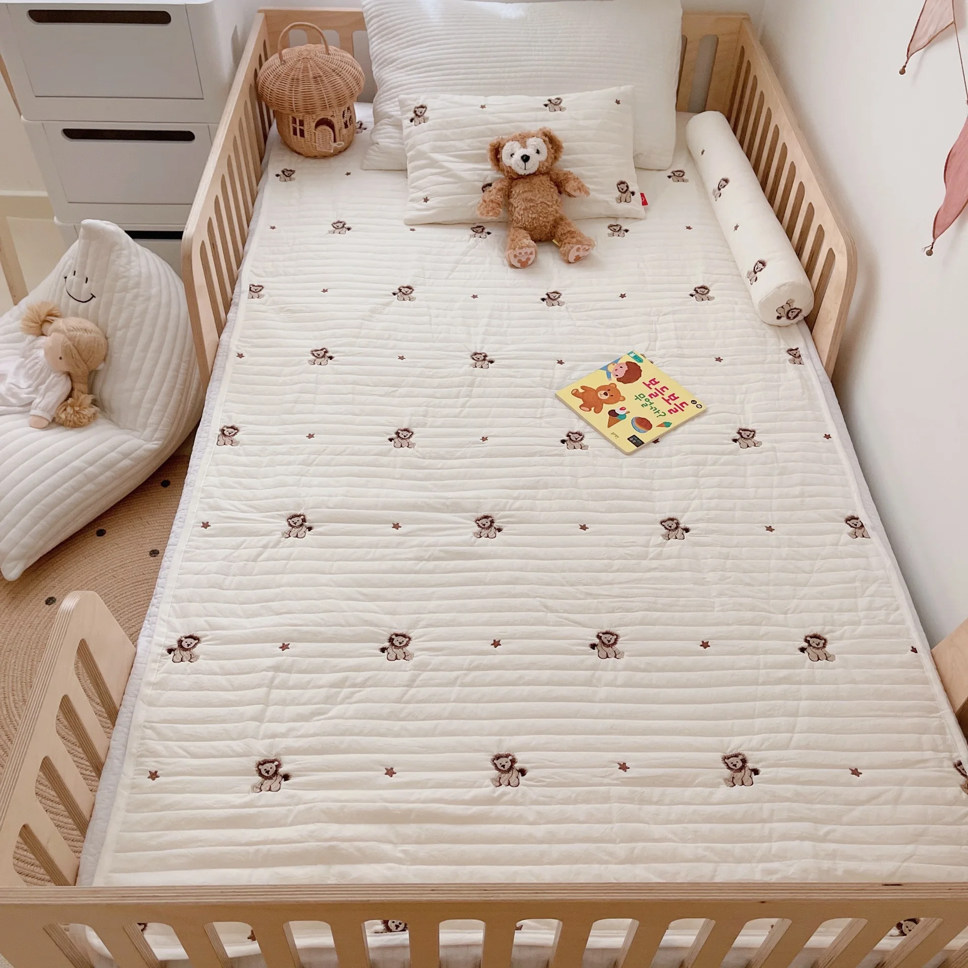 

Korean Baby Quilted Sheet for Baby Cot Crib Sheets Cotton Lion Embroidered Kids Children Infant Bed Linen Baby Bedding Bedcover