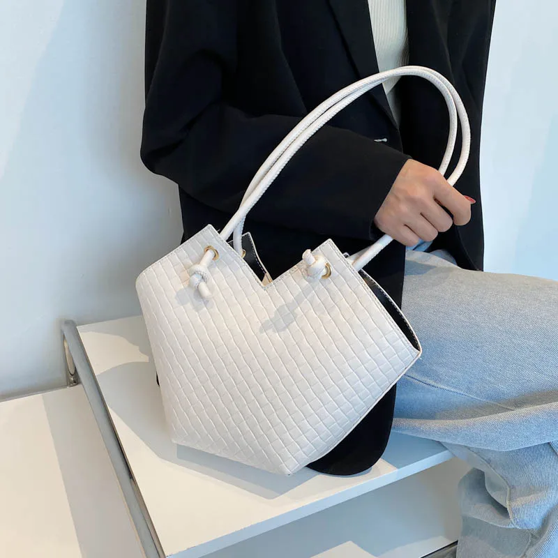 

Модная женская плетеная Сумка, Новинка лета 2021, трендовые сумки на плечо, Высококачественная кожаная Ретро сумка-мешок, повседневная женска...