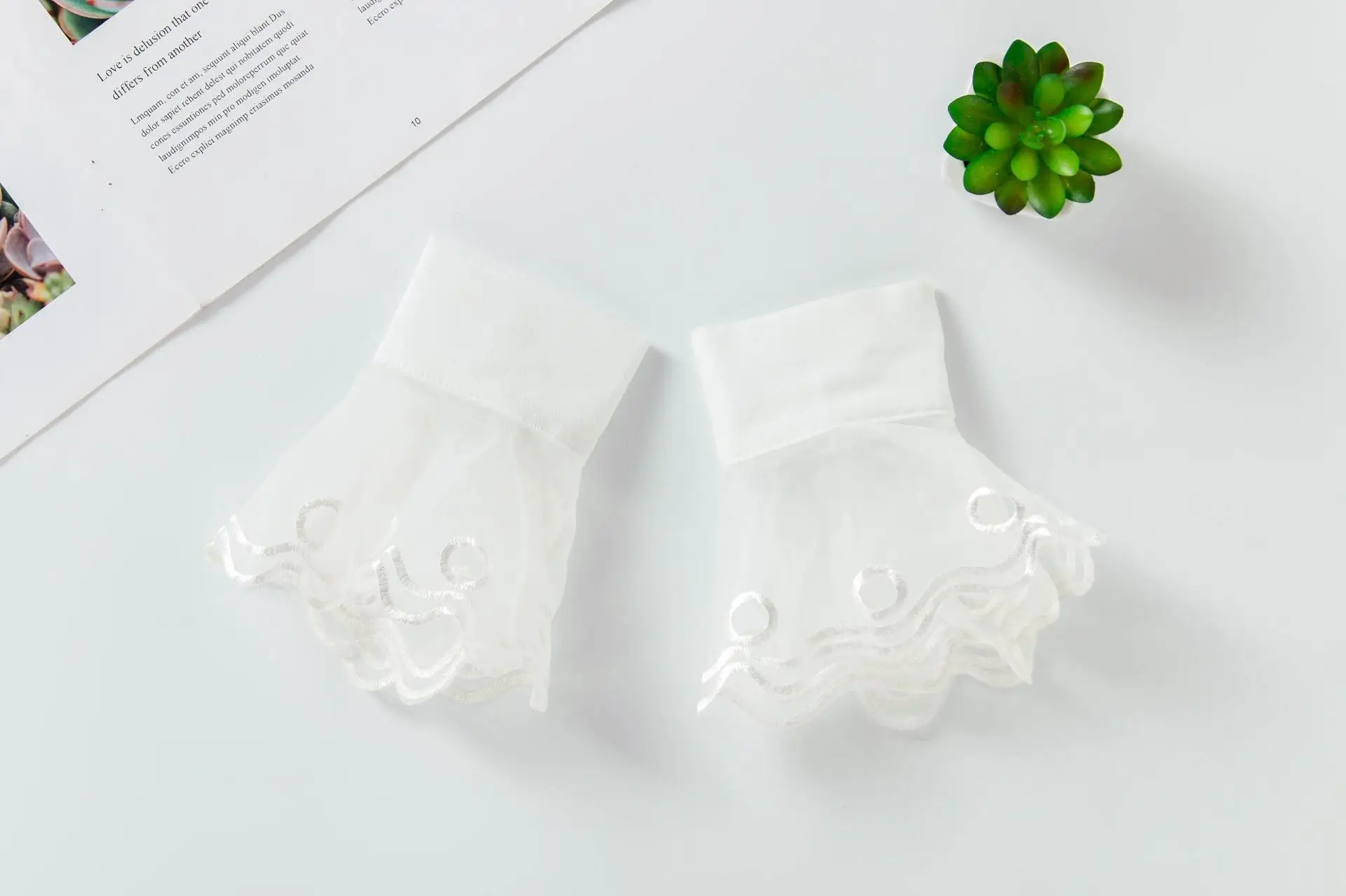

2021 Women Lace Detachable Sleeve Fake Cuffs Pleated Flare Sleeve False Cuffs Female Ruffles Wristband Decorative Accessory