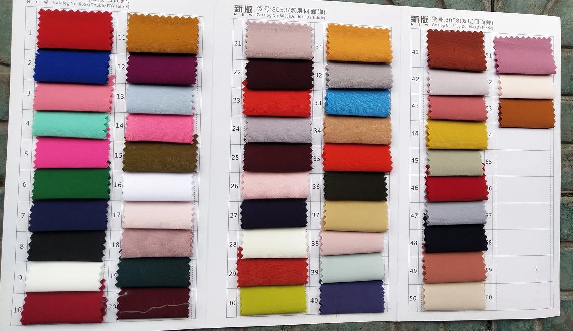 Женское платье подружки невесты персикового цвета с открытыми плечами и