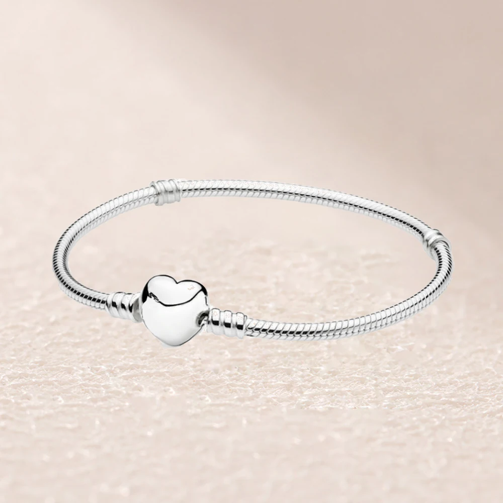 

590719 Silver bracelet with heart-shaped clasp