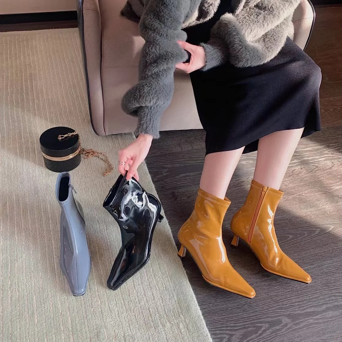 

Ботильоны женские из лакированной кожи, небольшие, с квадратным носком, стрейчевые, на тонком каблуке, с боковой молнией, черные/серые/желты...