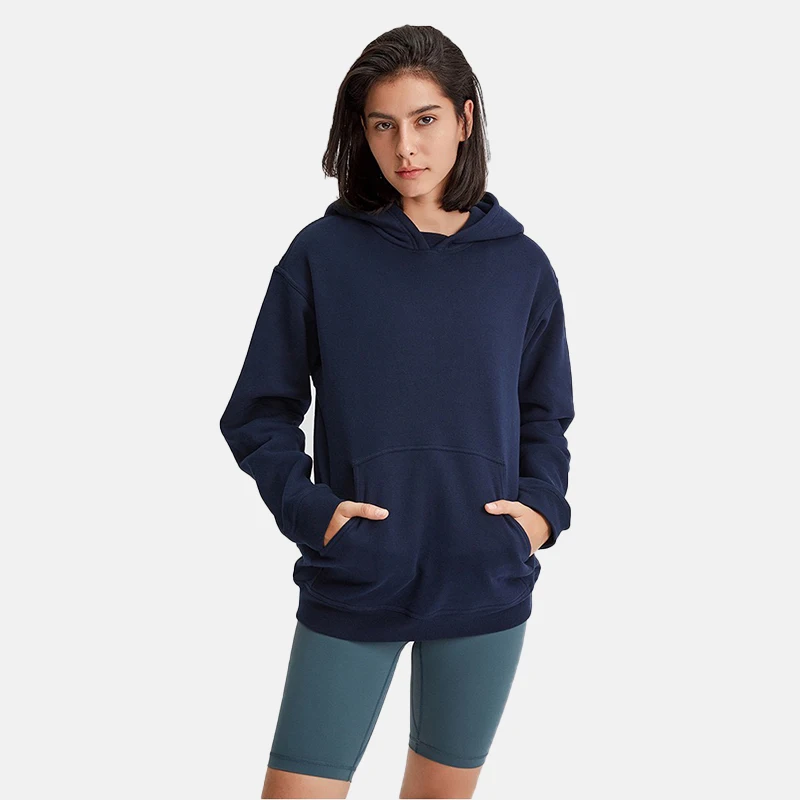 Куртка спортивная осенне-зимняя однотонная свободная с капюшоном и карманами |