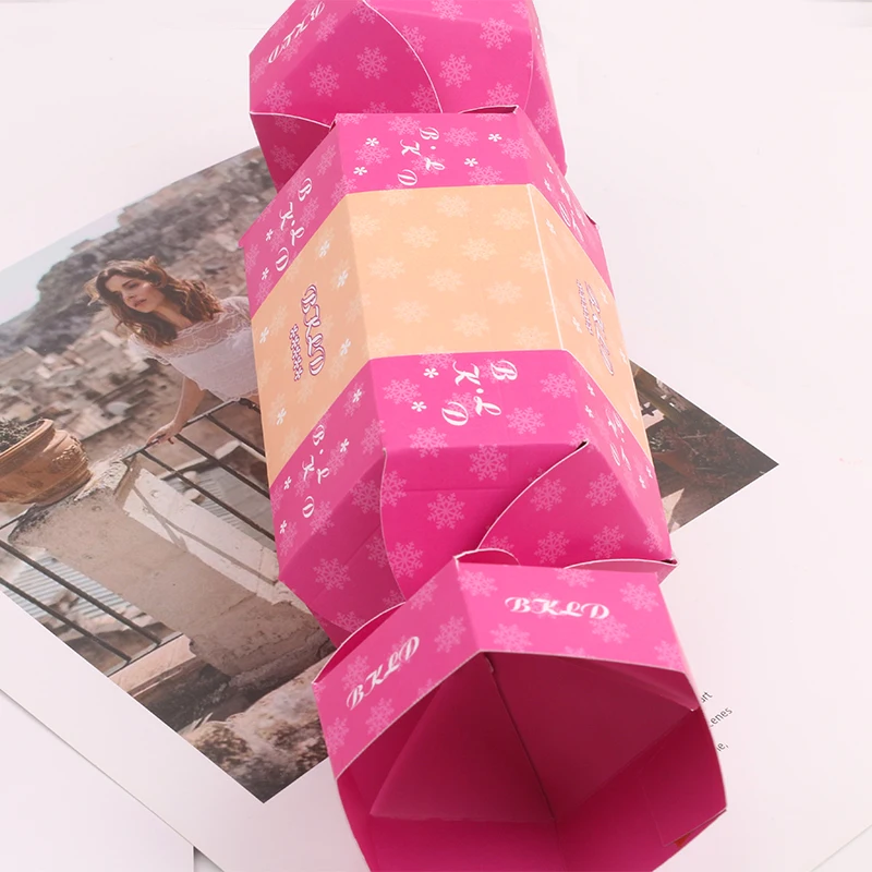 Ярко-розовый бумажный подарок на Рождество Милая подарочная коробка в форме