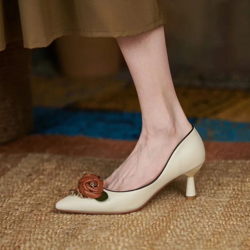Туфли-лодочки женские кожаные с цветочной вышивкой высокий каблук модельные