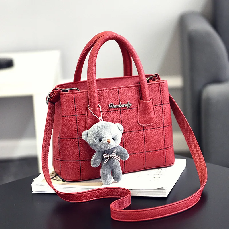 

2021 New Europe Fashion Trend Bag Female Handbag Fashion Girls Shoulder Bag Bear Pend Crossbody Bag Female Luxury Designer Bags