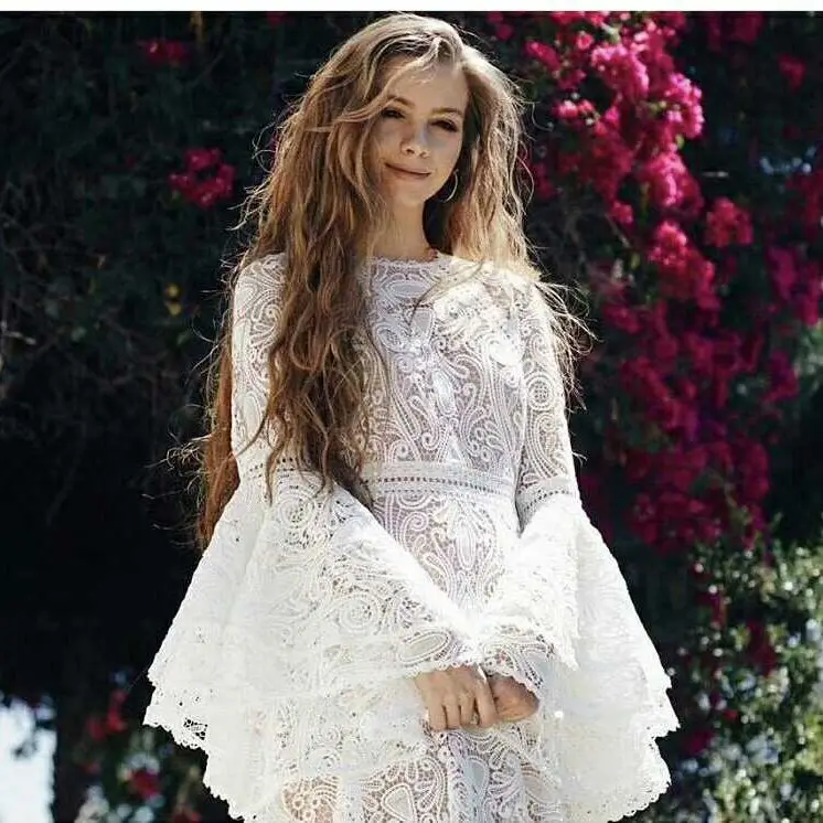 Женское длинное кружевное платье белое с рукавами-фонариками и вышивкой в