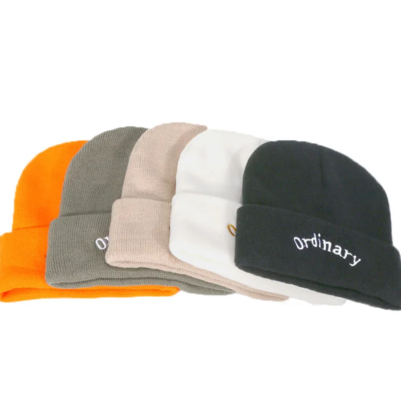 Вязаная шапка с вышитыми буквами для женщин и мужчин однотонная зимняя Осенняя