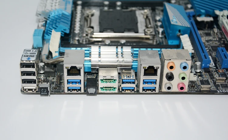 

P9X79 DELUXE Overclocked X79 motherboard supports E5-V2 series cpu