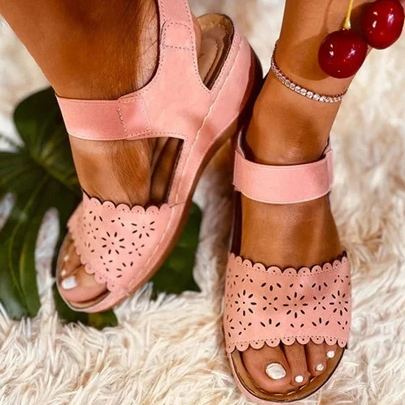 Сандалии женские в римском стиле прозрачные пляжные туфли на танкетке с