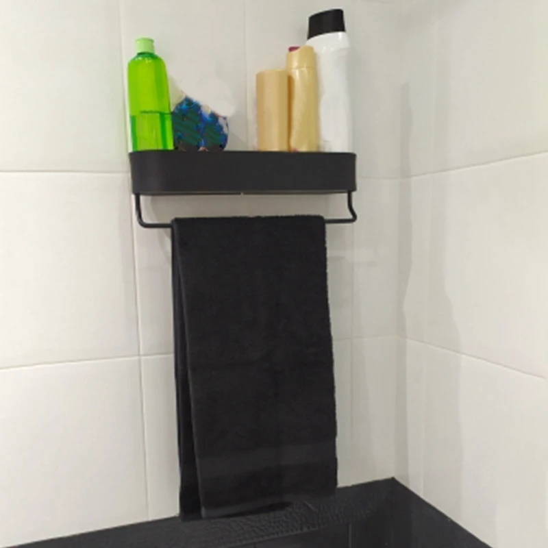 Полки для ванной комнаты из алюминия в черном пространстве | Дом и сад