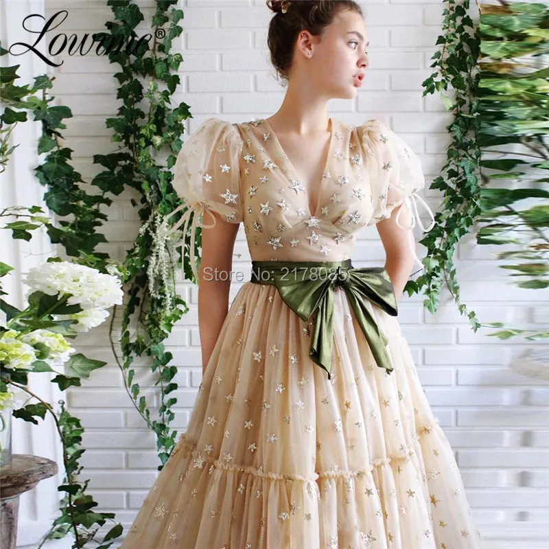 Длинное вечернее платье цвета шампанского с V-образным вырезом и коротким