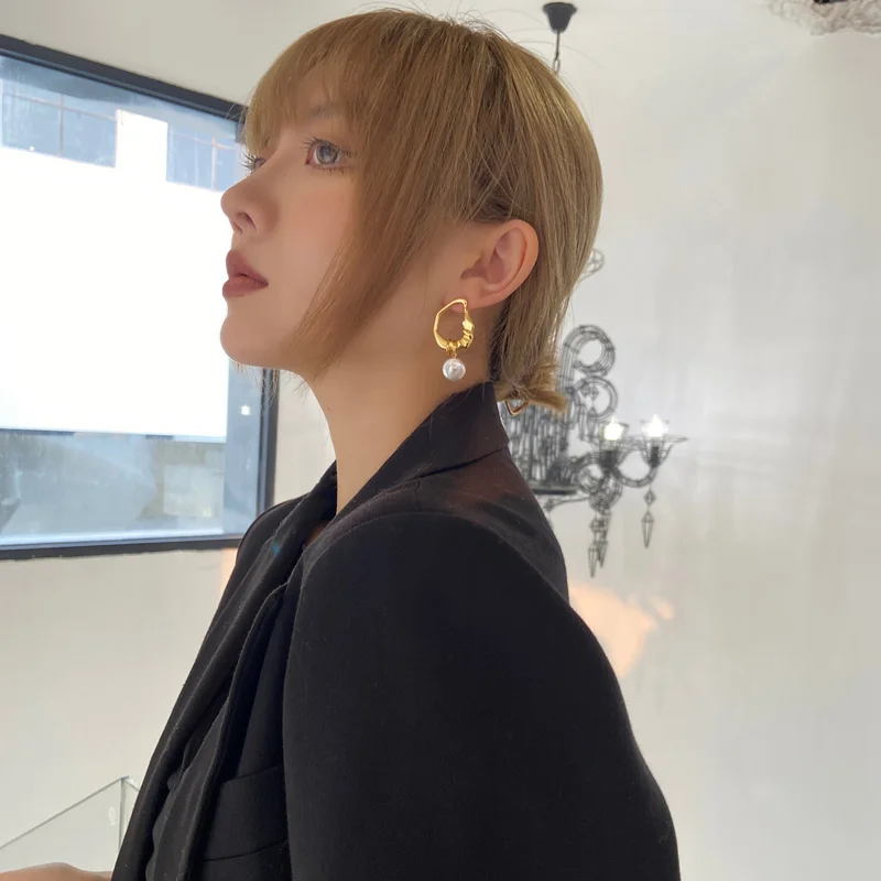 

Simple retro Baroque natural pearl pendant earrings geometric chain asymmetric Earrings female