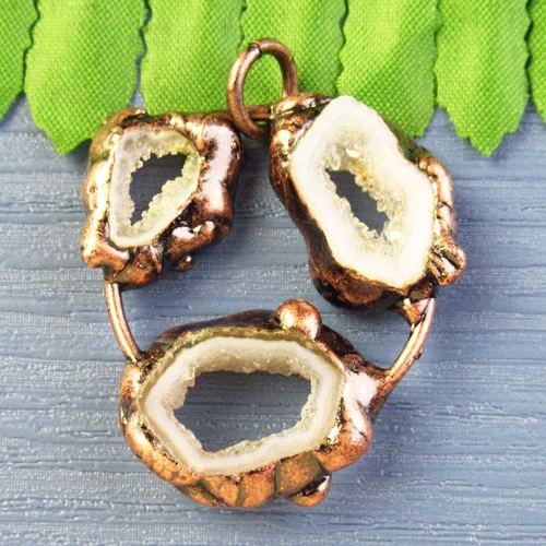 

13.8g Brass Bronze Wrap Natural Geode Agate Freeform Pendant Bead 38x33x6mm SK60063