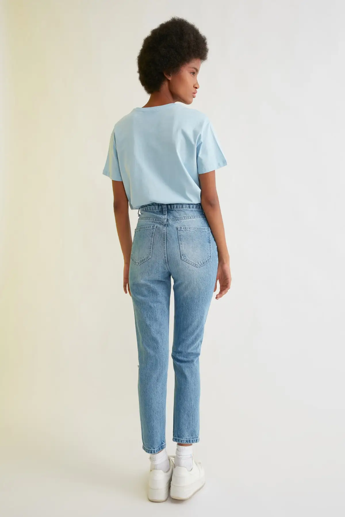 

Trendyol Patch Detailed Yrtkl High Bel Mom Jeans TWOSS21JE0449