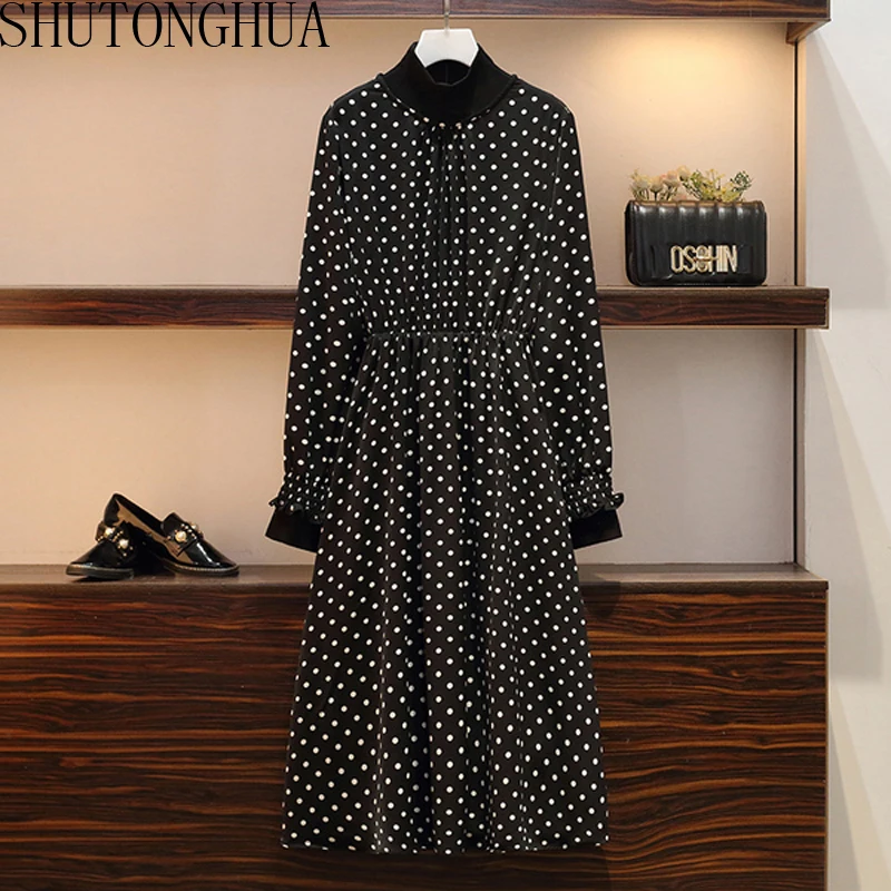 Винтажное платье в горошек до середины икры с оборками и воротником-стойкой