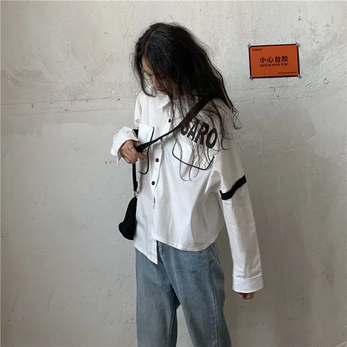 Простая верхняя одежда с буквенным принтом на пуговицах длинным рукавом