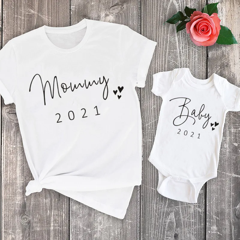 

Mom and Baby Matching Clothes Family Look Summer White Tshirts Mommy Baby 2021 Bodysuit Rompers Mother Tshirt Clothes